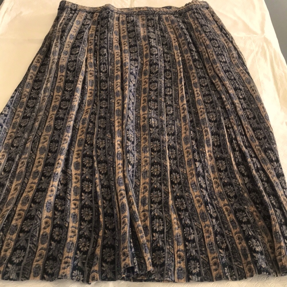 Chic Blue and Tan Floral Pleated Skirt
